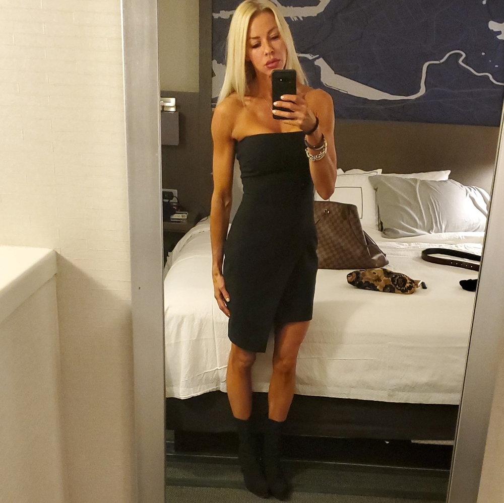 elizabeth james black dress and a symmetrical Strappy sandals